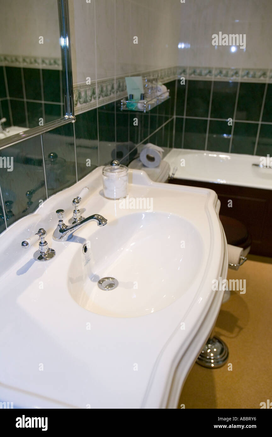 Una stanza da bagno di suite in quattro stelle, Storrs Hall Hotel a Windermere, Cumbria, Regno Unito Foto Stock