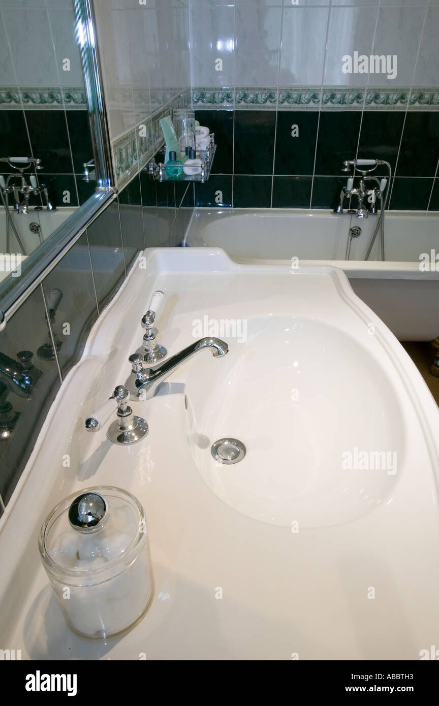 Una stanza da bagno di suite in quattro stelle, Storrs Hall Hotel a Windermere, Cumbria, Regno Unito Foto Stock