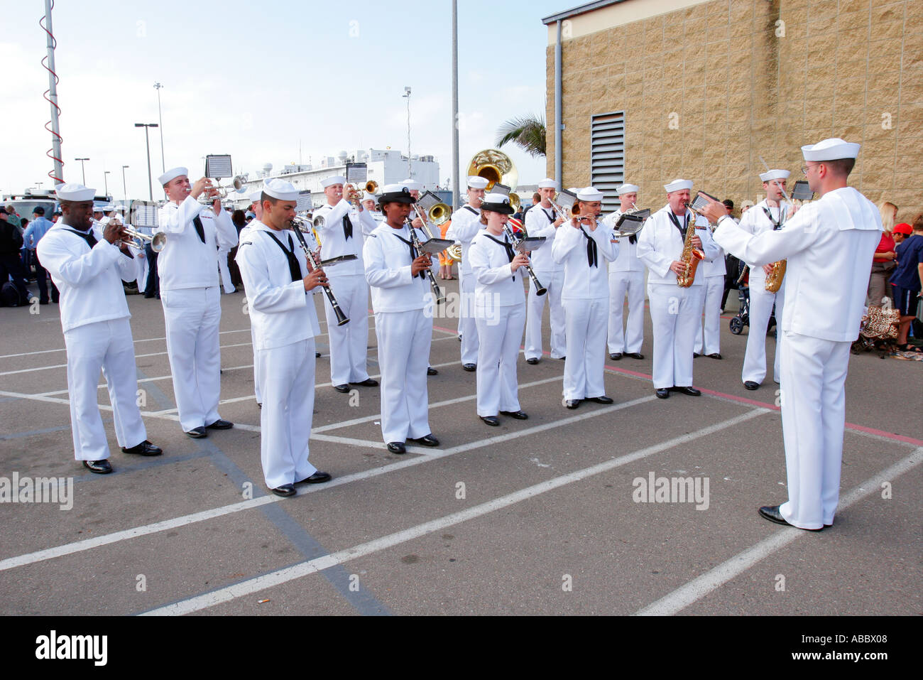 Banda navale marinai e Marines ricongiungimento con le loro famiglie San Diego Base Navale California SD Foto Stock