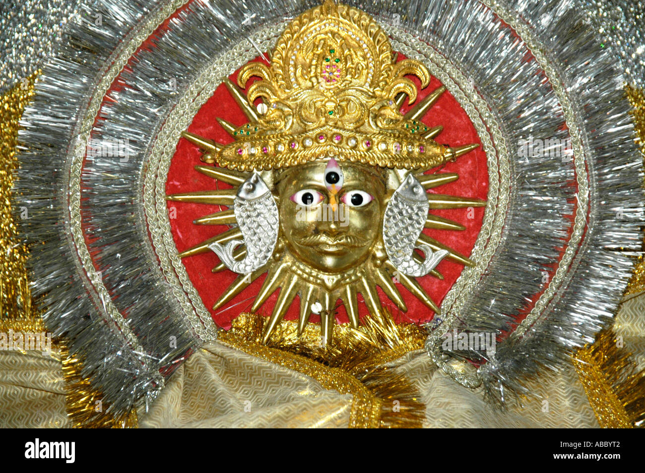 Golden faccia con raggi di sole Surya dio Surya temple Jaipur India Rajasthan Foto Stock