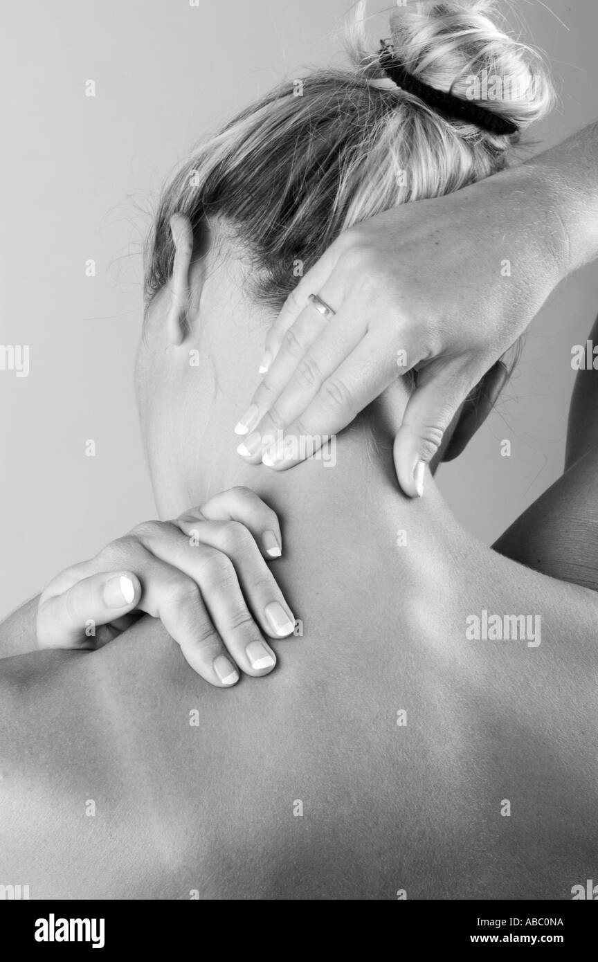 Dolore indietro mal di schiena massaggio painfull collo achiness indurimento del muscolo di tensione Foto Stock