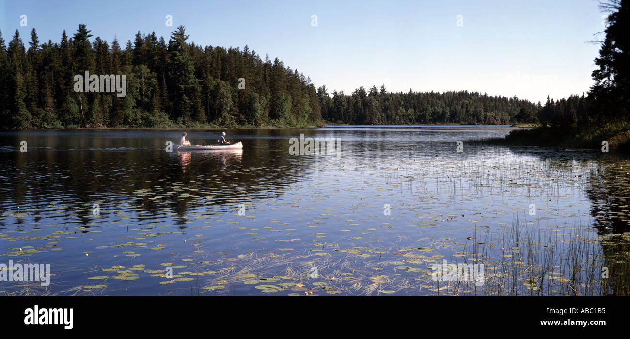 Acque di confine Area di Canoa deserto nel nord del Minnesota lungo il confine Canadese che mostra due canoisti Foto Stock