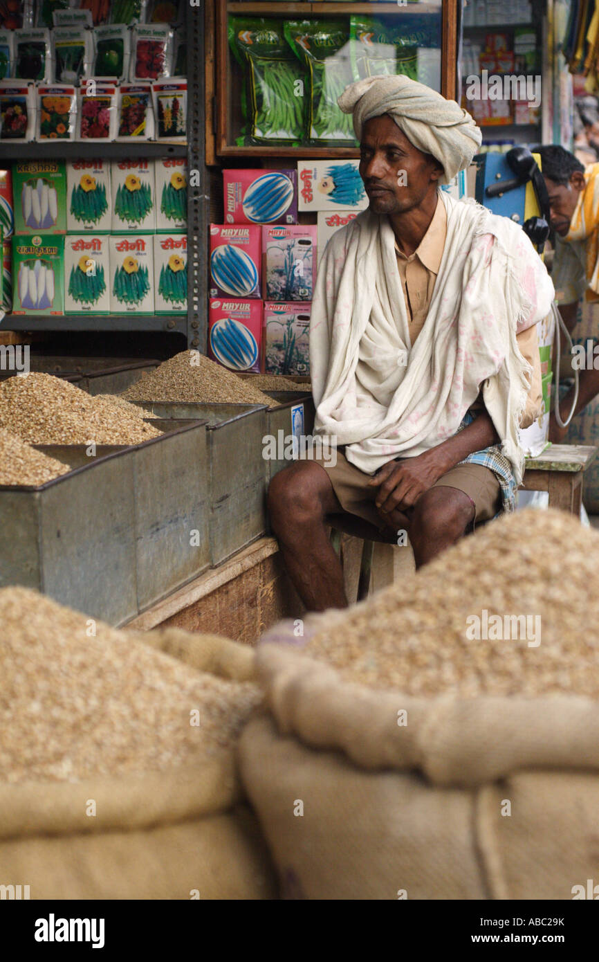 Un uomo si trova in una fase di stallo la vendita di prodotti alimentari nell'Devraja Urs Mercato di Mysore, Karnataka, India. Foto Stock