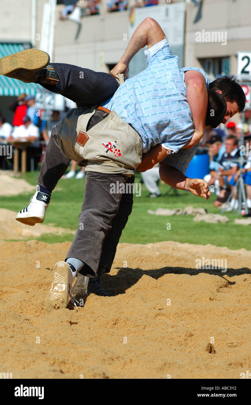 Buttare Swiss wrestling Mont sur Rolle Vaud svizzera Foto Stock