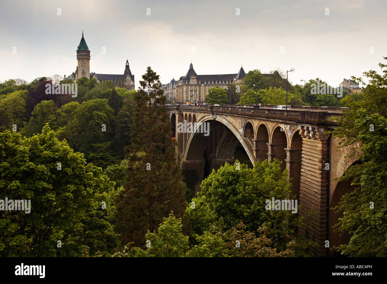 Adolphe bridge e BCEE costruzione lungo la valle Petrusse nella città di Lussemburgo Foto Stock