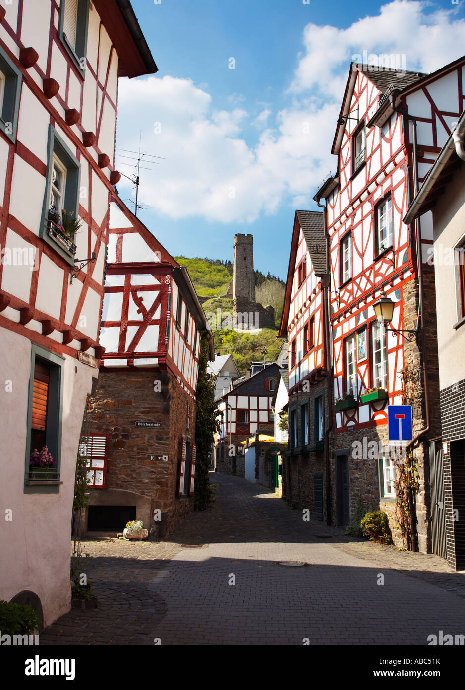 Monreal con Castello Resch rovine sopra Foto Stock