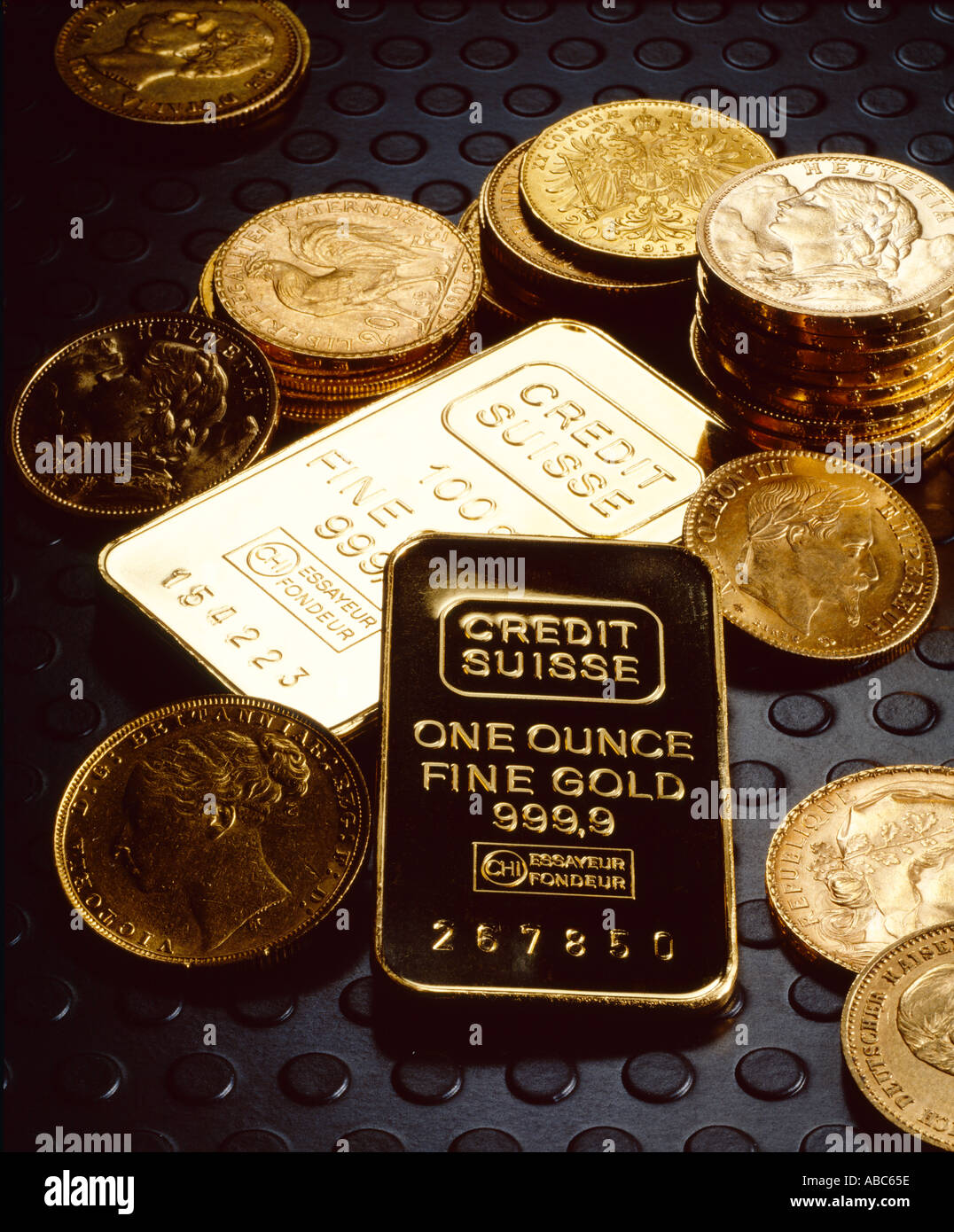 Finanziari - Credit Suisse 1 oz oro bar e oro Europeo delle monete in studio. Foto Stock
