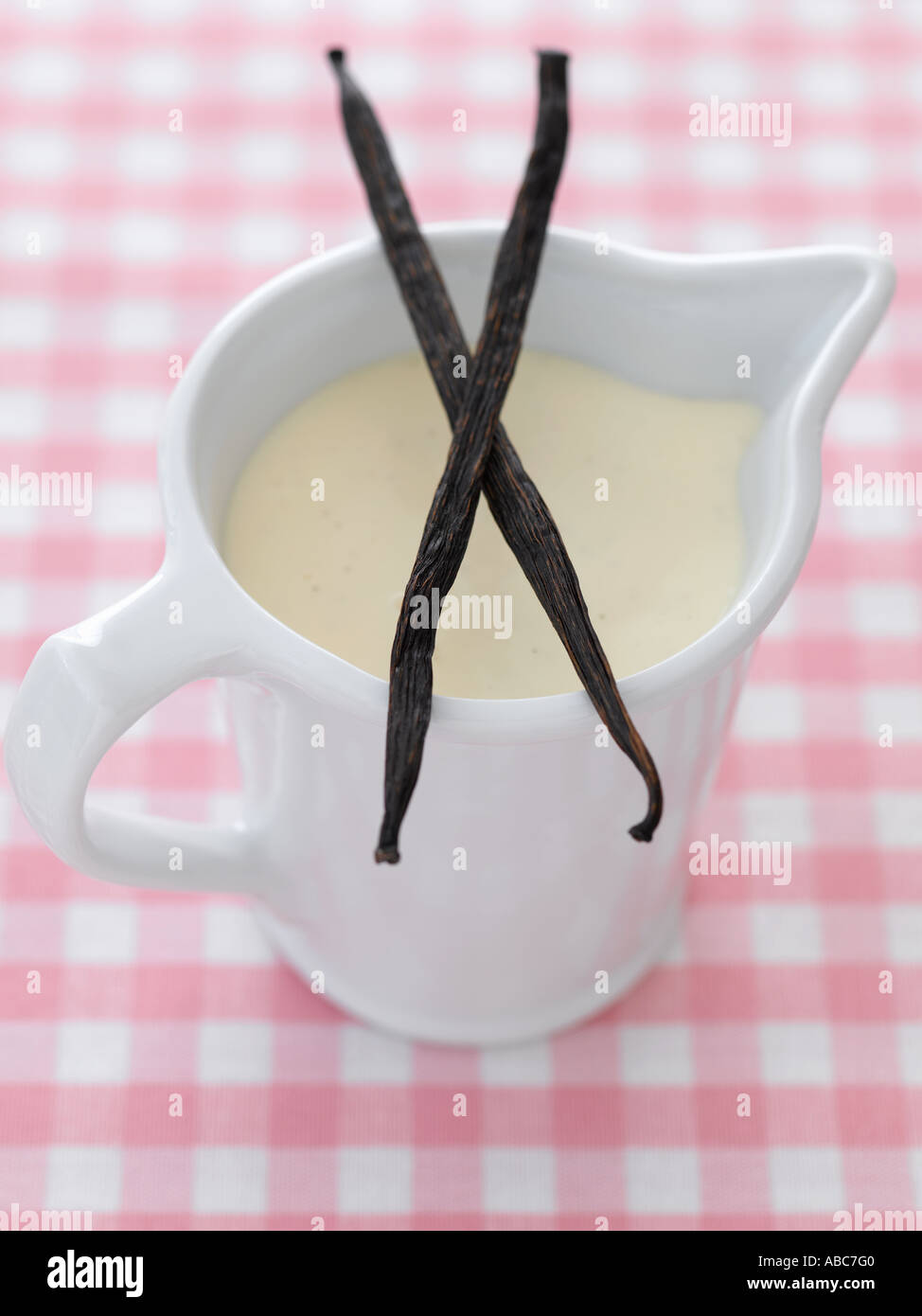 Crema pasticcera e baccelli di vaniglia su gingham rosa tovaglia - fascia alta Hasselblad 61mb di immagine digitale Foto Stock
