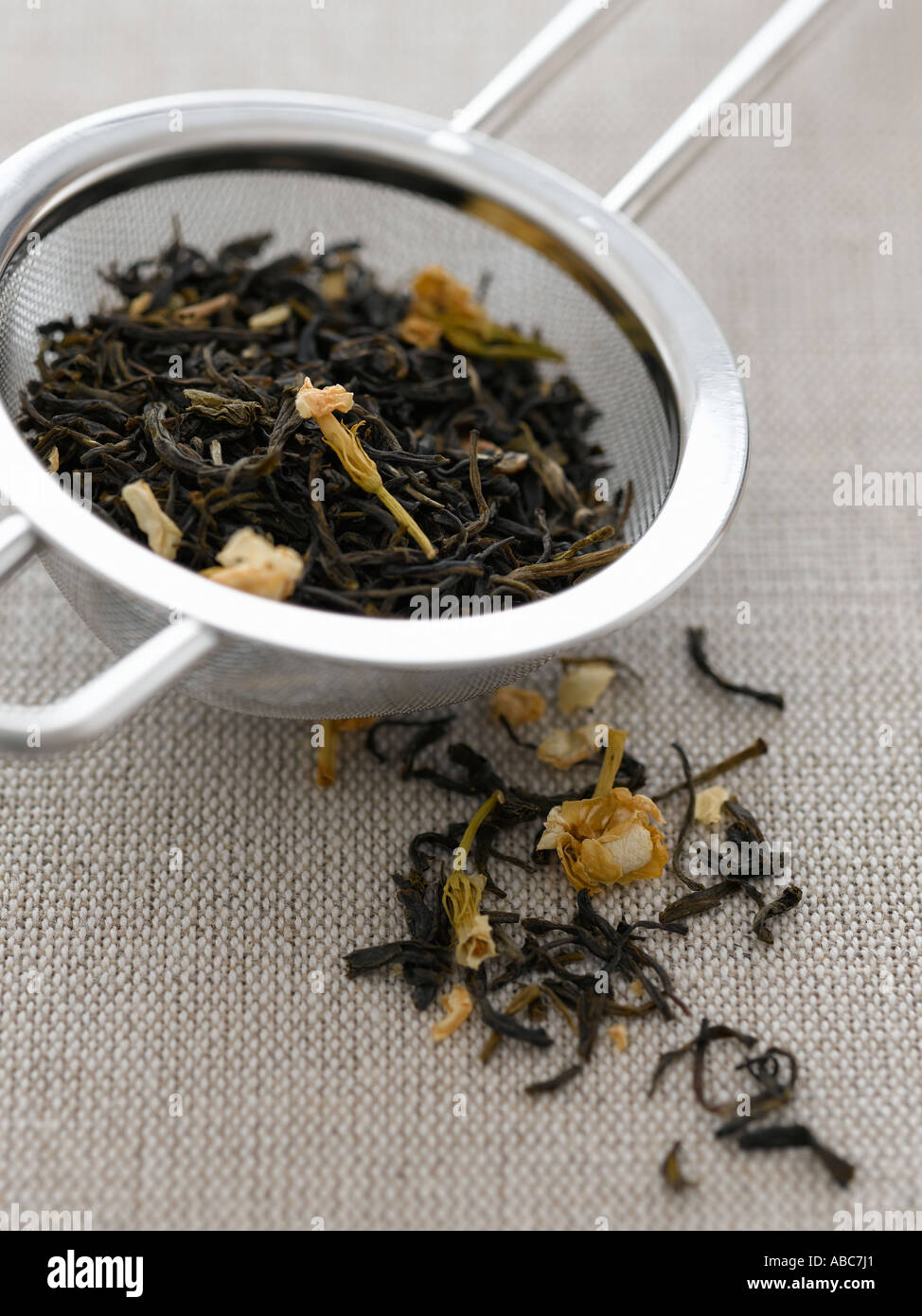 Gelsomino le foglie di tè in filtro di tè - fascia alta Hasselblad 61mb di immagine digitale Foto Stock