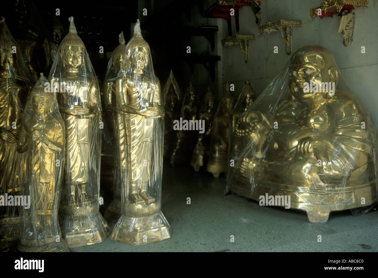 Tailandia Bangkok Bamrung Muang forniture religiosa per la vendita Foto Stock