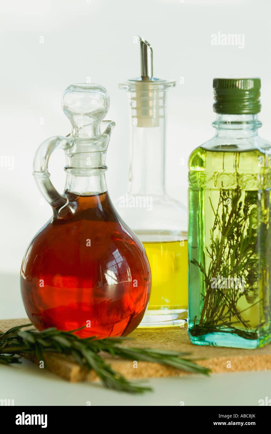 Bottiglie di vetro di olio e aceto per condimento per insalata. Foto Stock