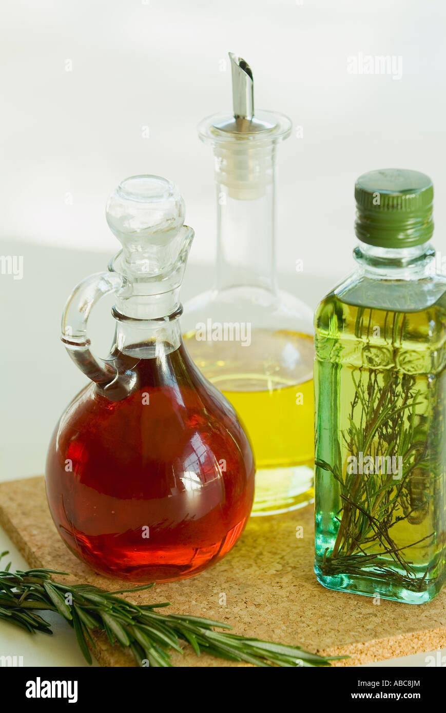 Bottiglie di vetro di olio e aceto per condimento per insalata. Foto Stock
