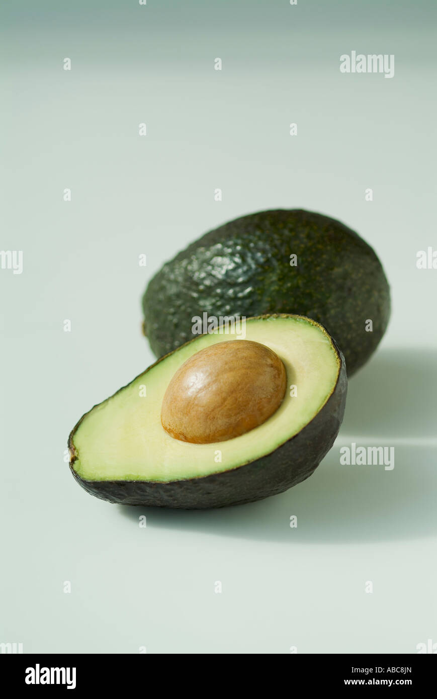 Ancora la vita di perfetta dimezzato avocado con pit. Foto Stock