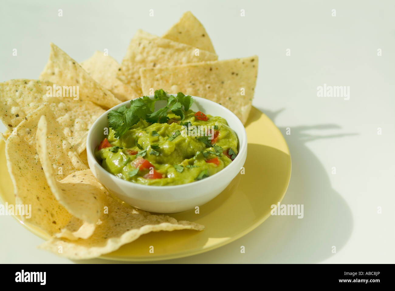 Un piatto di nachos con un piatto di Guacamole fresco. Foto Stock