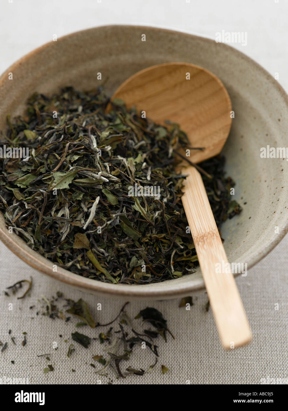 Foglie di tè verde in ceramica giapponese ciotola con il mestolo di legno - fascia alta Hasselblad 61mb di immagine digitale Foto Stock