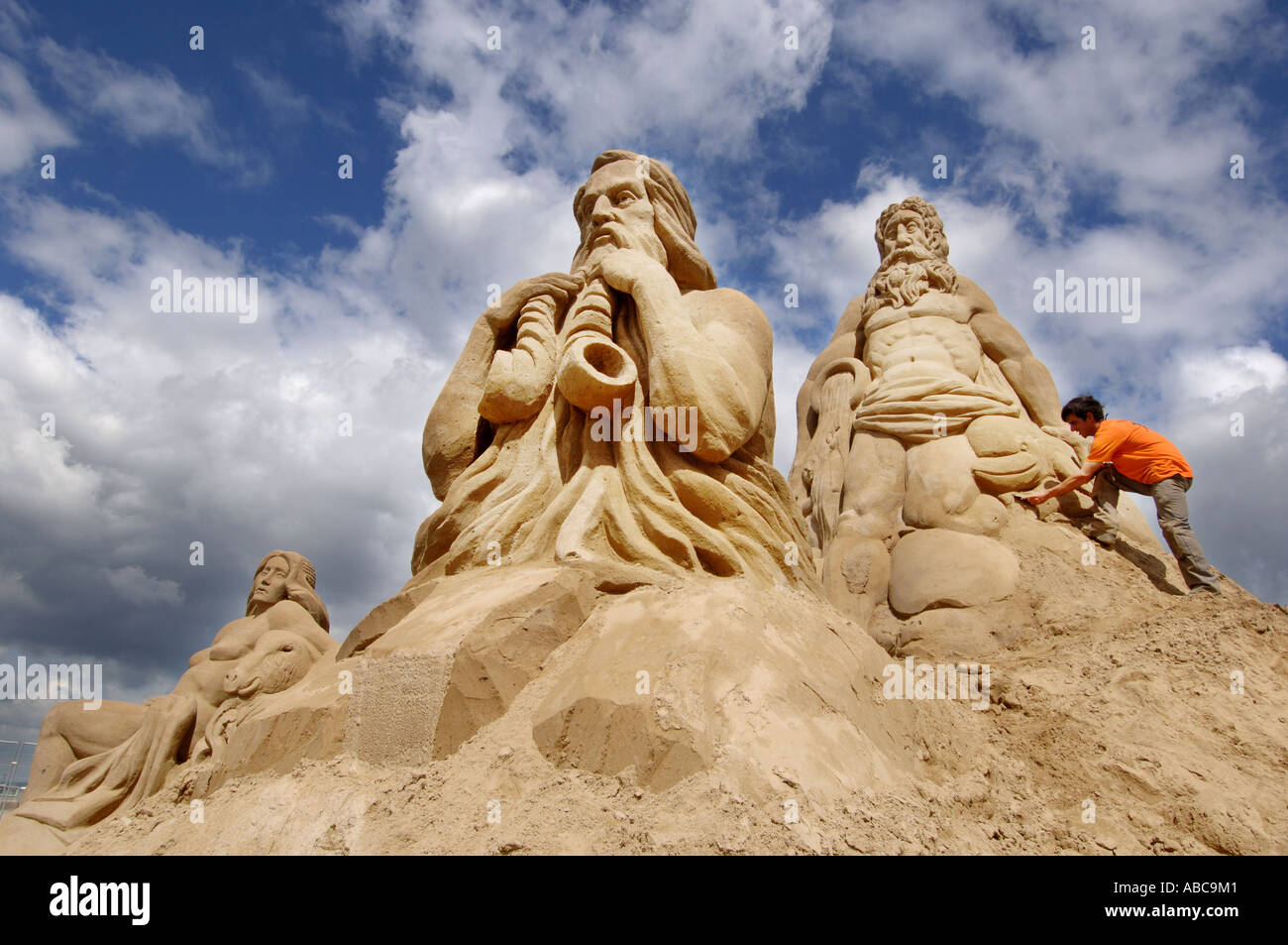 Uno scultore di sabbia crea una figura come parte di una visualizzazione in base all'Impero Romano Foto Stock