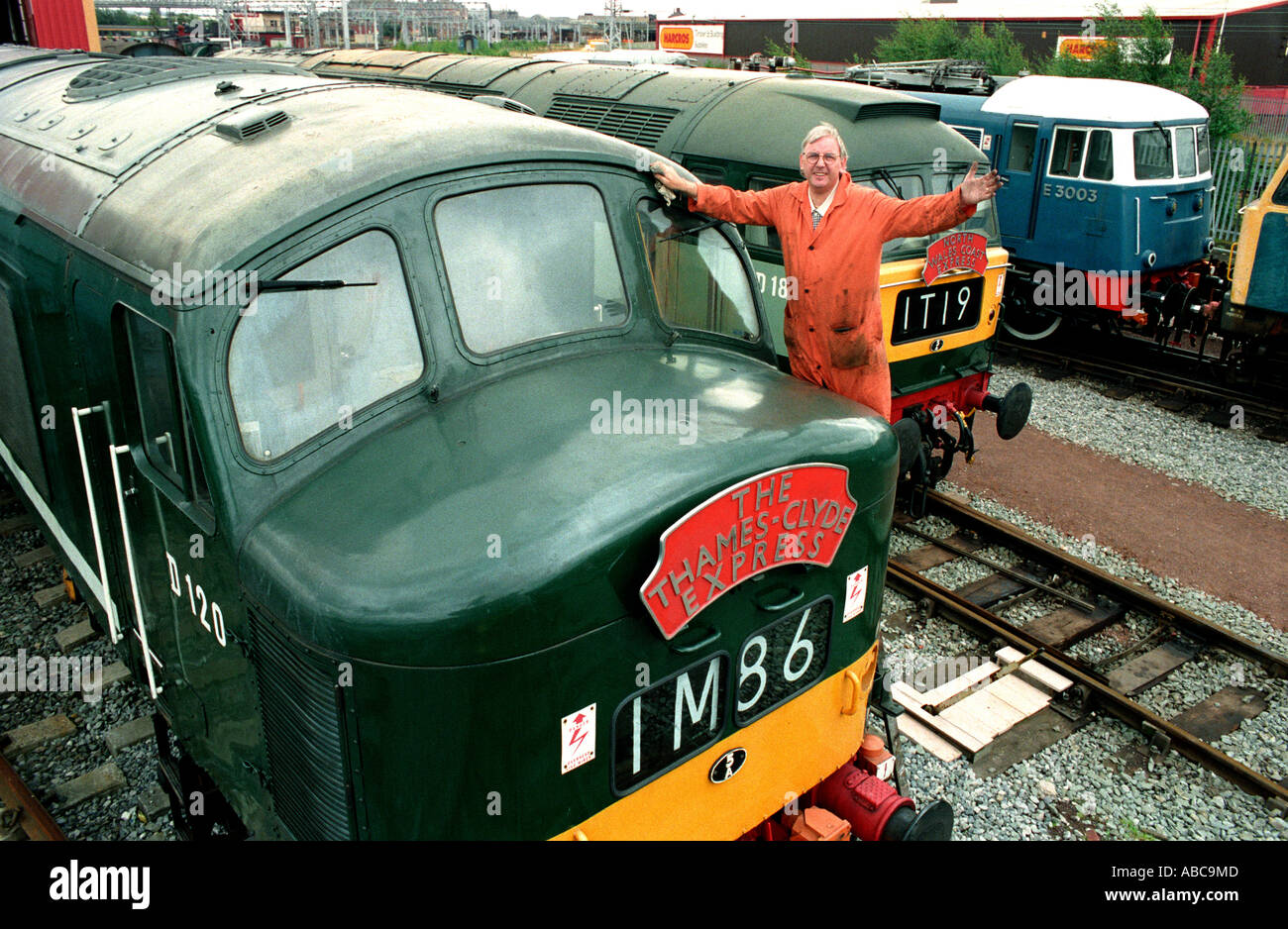 Pete Waterman di Stock Aitken Waterman con alcuni della sua collezione privata di treni Foto Stock