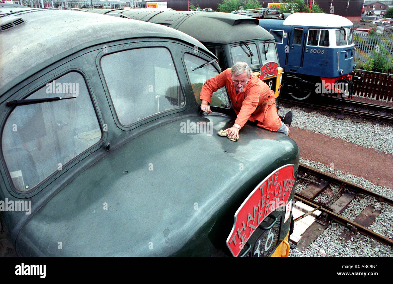 Pete Waterman di Stock Aitken Waterman con alcuni della sua collezione privata di treni Foto Stock