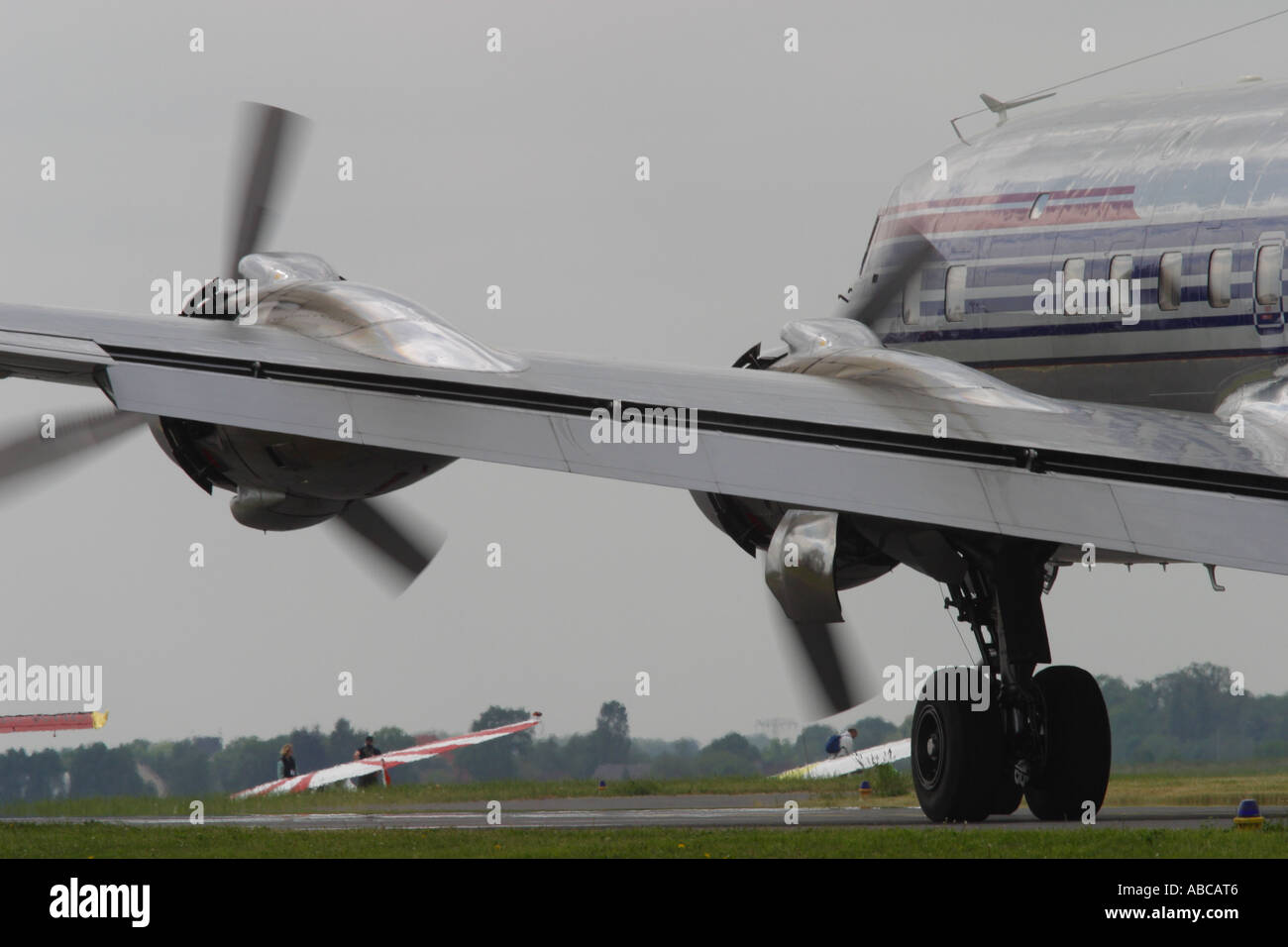 Douglas DC-6 classic vintage elica aereo di linea a partire dagli anni cinquanta azionato da Red Bull presi 2006 Foto Stock