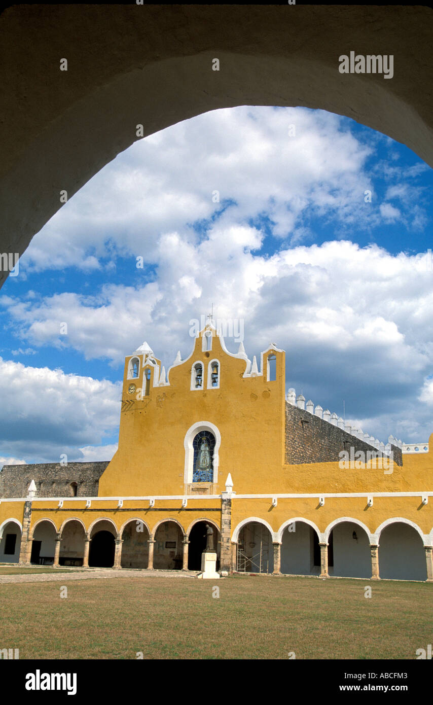 Izamal El Convento convento giallo archway atrium immagine iconica la penisola dello Yucatan Messico francescane di San Antonio de Padova San Anto Foto Stock