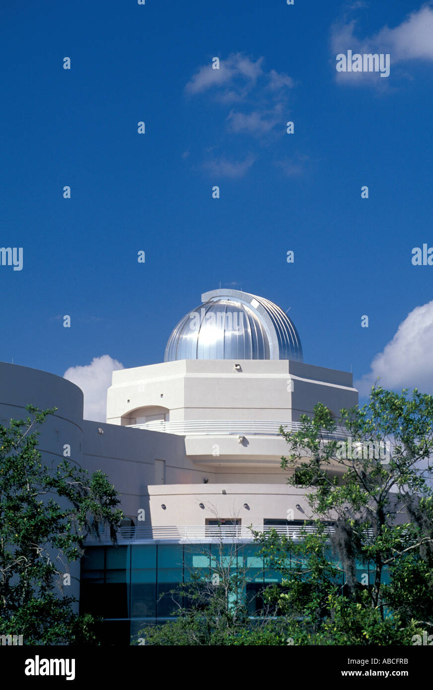 Florida fl Orlando Science Center e il Planetarium dome argento punto di riferimento della città Foto Stock