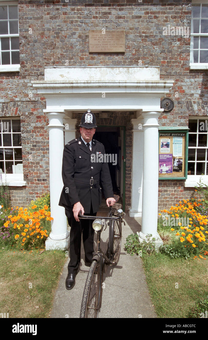 Andy Reid è il tradizionale locale polizia rurale bobby stazionati in Kingsclere Hampshire REGNO UNITO Foto Stock