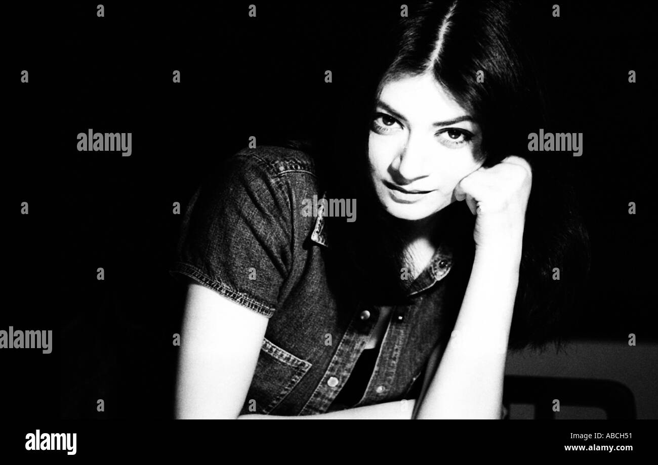 SSA70207 giovane donna Hira indossando la maglia nera alla ricerca per la fotocamera Foto Stock