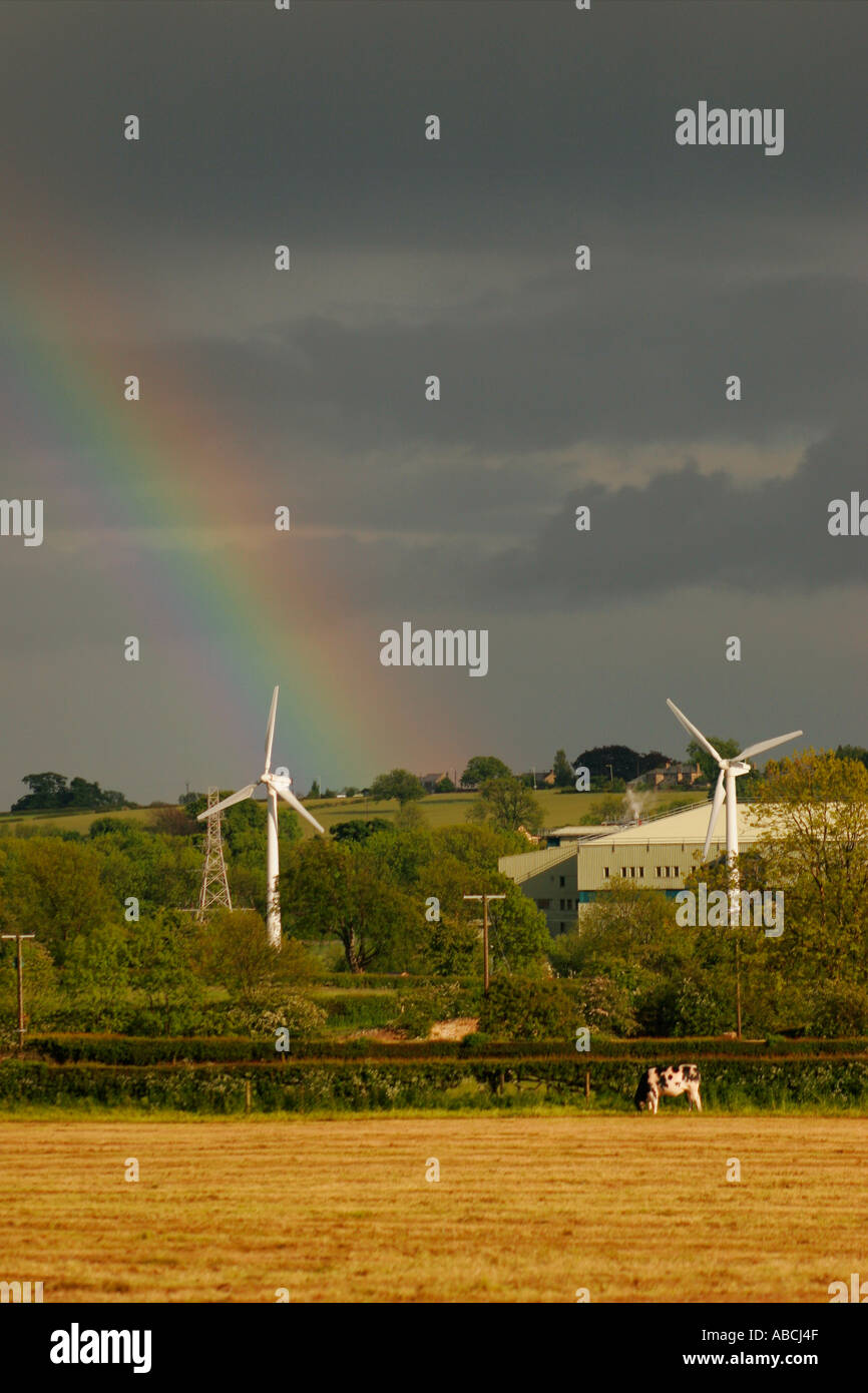 Le turbine eoliche con un meditabondo Sky e Rainbow accanto alla fabbrica di GSK Barnard Castle County Durham Regno Unito Foto Stock