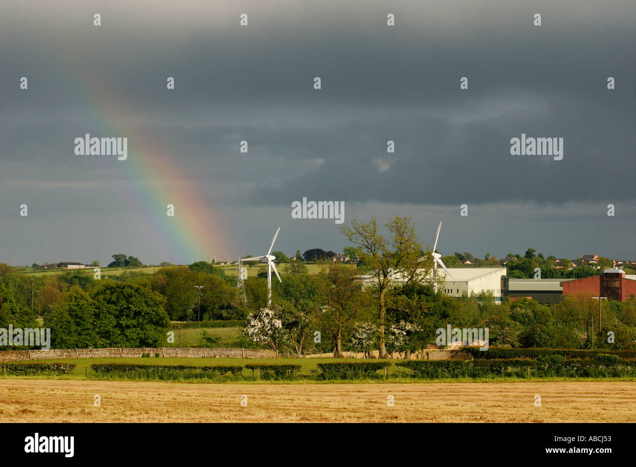 Le turbine eoliche e meditabondo Sky con Rainbow accanto alla GSK nella factory di Barnard Castle County Durham Regno Unito Foto Stock