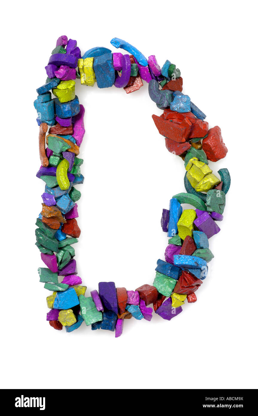 Lettera D realizzata con rocce magnetiche testurizzate colorate. Font alfabetico a mosaico luminoso isolato su sfondo bianco per risorsa di design Foto Stock