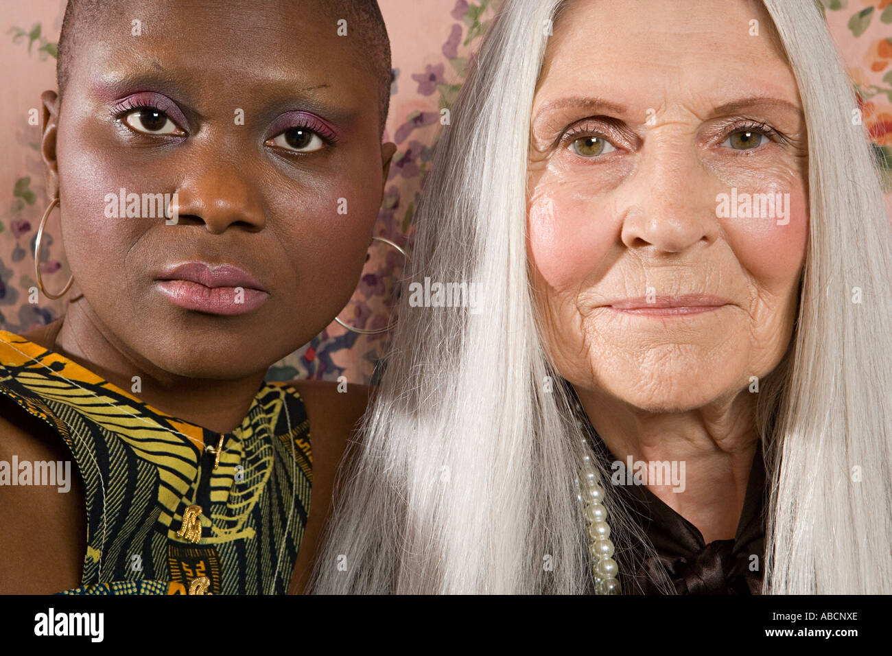 Due donne in Abbigliamento tradizionale Foto Stock