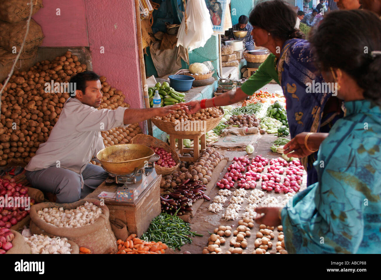 Venditore vegetali mani cambiare al cliente Mysore Karnatika mercato India Foto Stock
