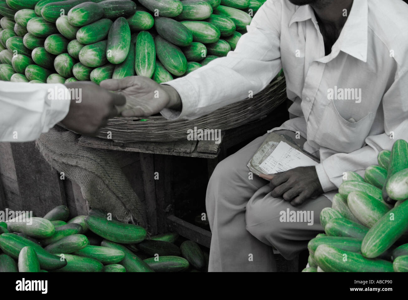 Venditore vegetali mani cambiare mercato Mysore Karnatika India Foto Stock