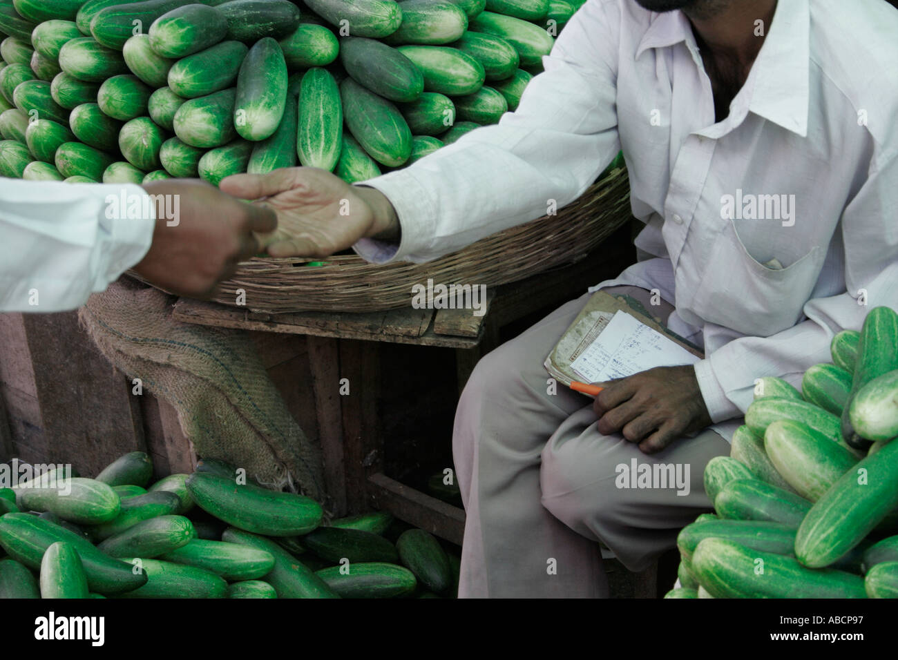 Venditore vegetali mani cambiare mercato Mysore Karnatika India Foto Stock