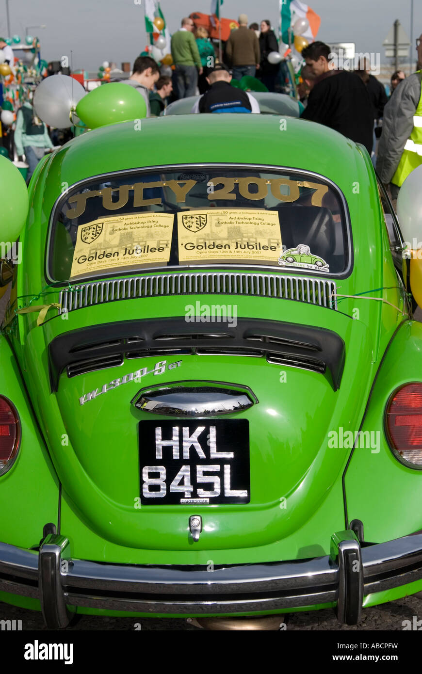 Il giorno di San Patrizio in Birmingham 2007 celebra in un VW Beetle Foto Stock