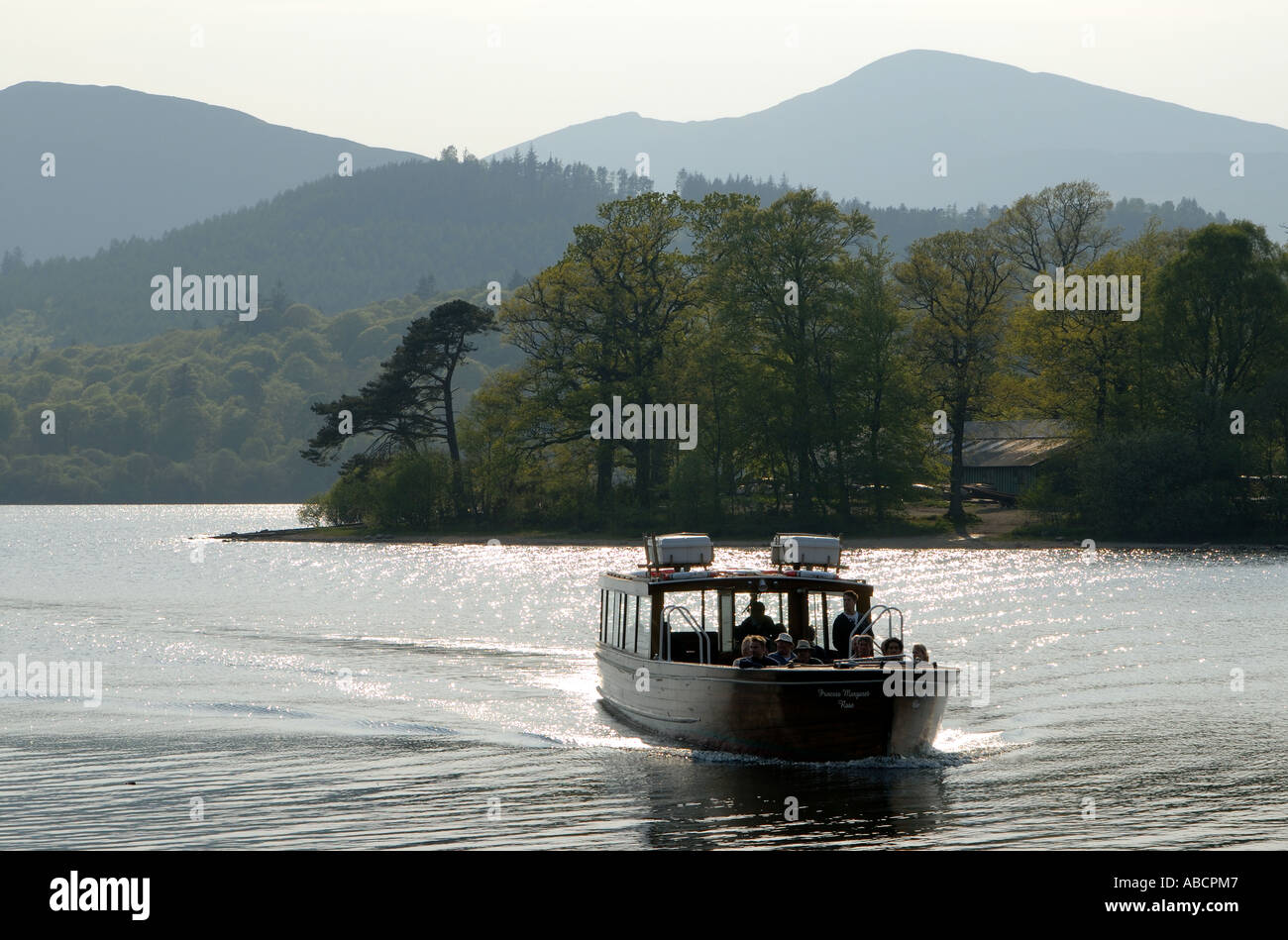 Parco Nazionale del Distretto dei Laghi in barca sul lancio Derwentwater a Keswick Regno Unito Regno Unito Inghilterra Cumbria Foto Stock