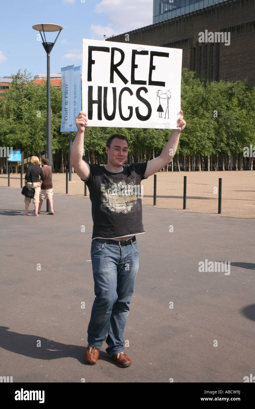 L'uomo che offre Free Hugs fuori la Tate Modern di Londra, Inghilterra Foto Stock