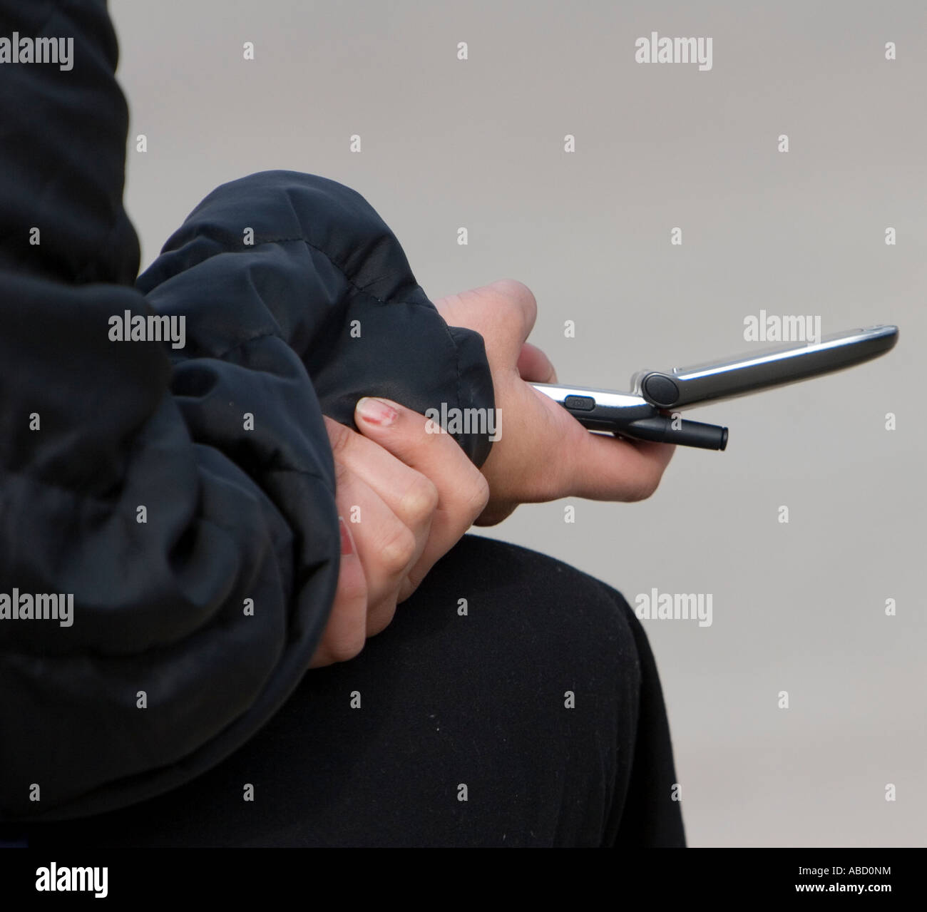 Una donna utilizza un telefono cellulare. Candide foto. Foto Stock