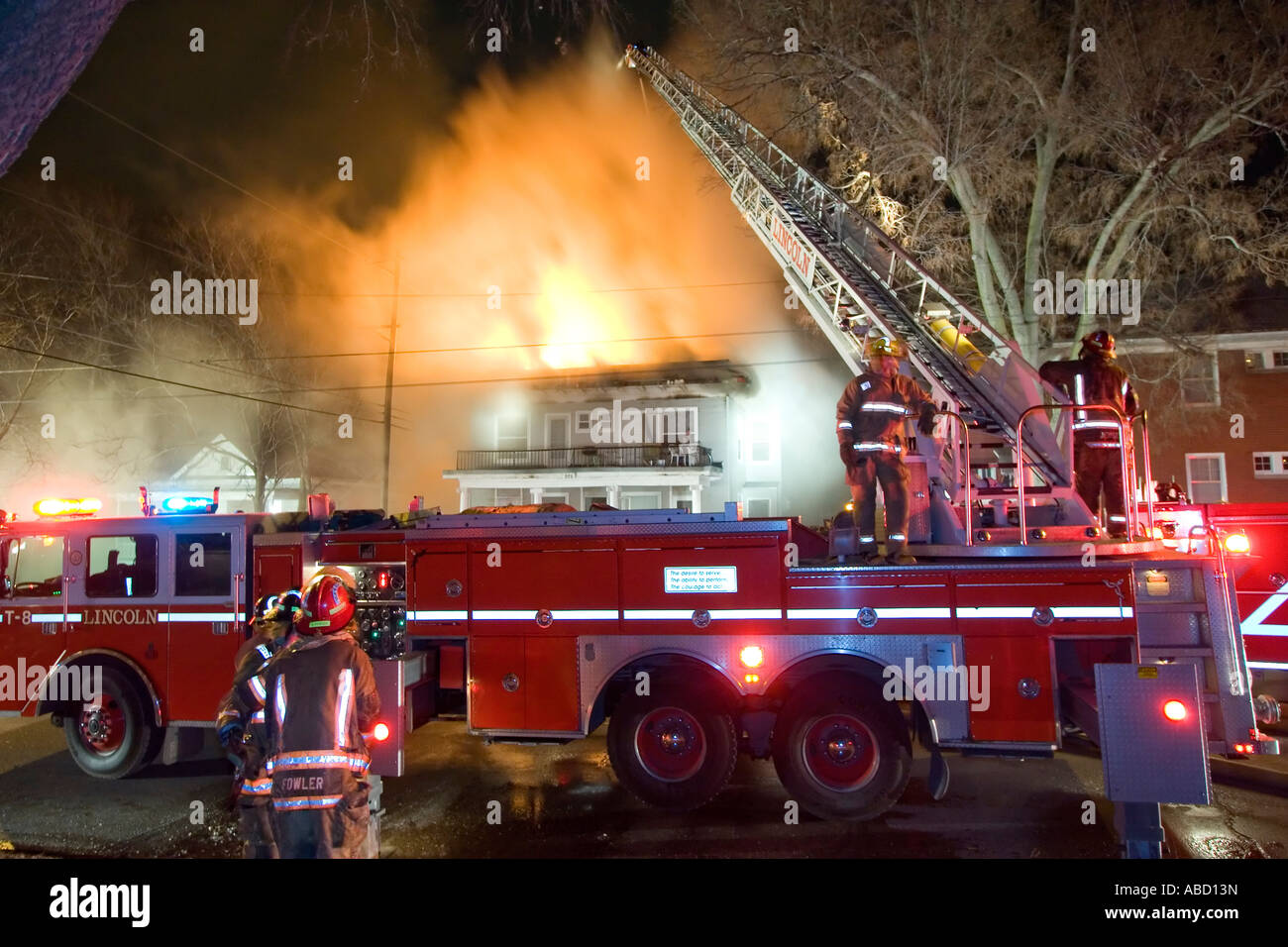 I vigili del fuoco di mettere fuori un incendio a 926 South 10th Street a Lincoln, Nebraska. Foto Stock