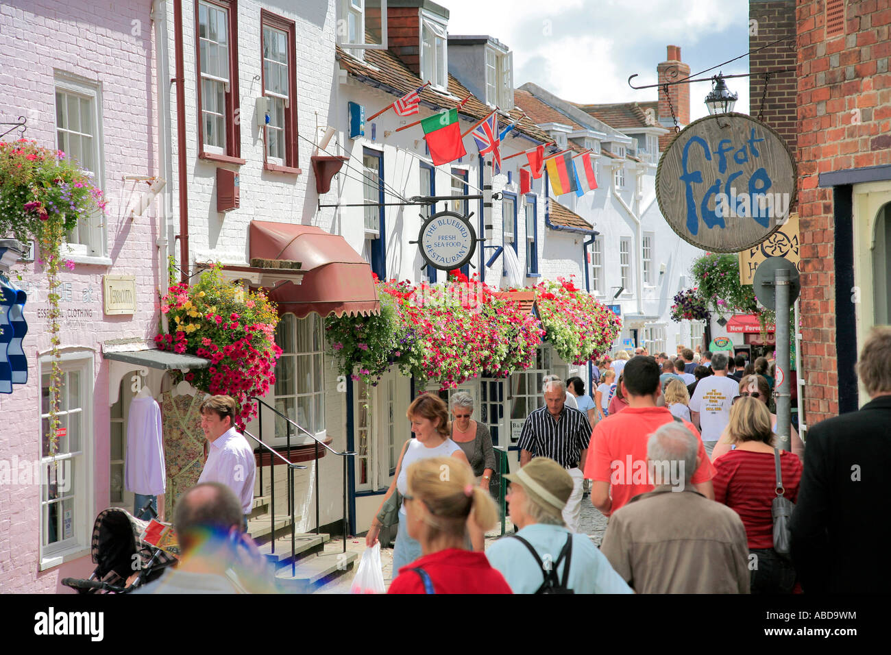 People shopping a Quay Hill Città Lymington Hampshire Inghilterra Gran Bretagna REGNO UNITO Foto Stock