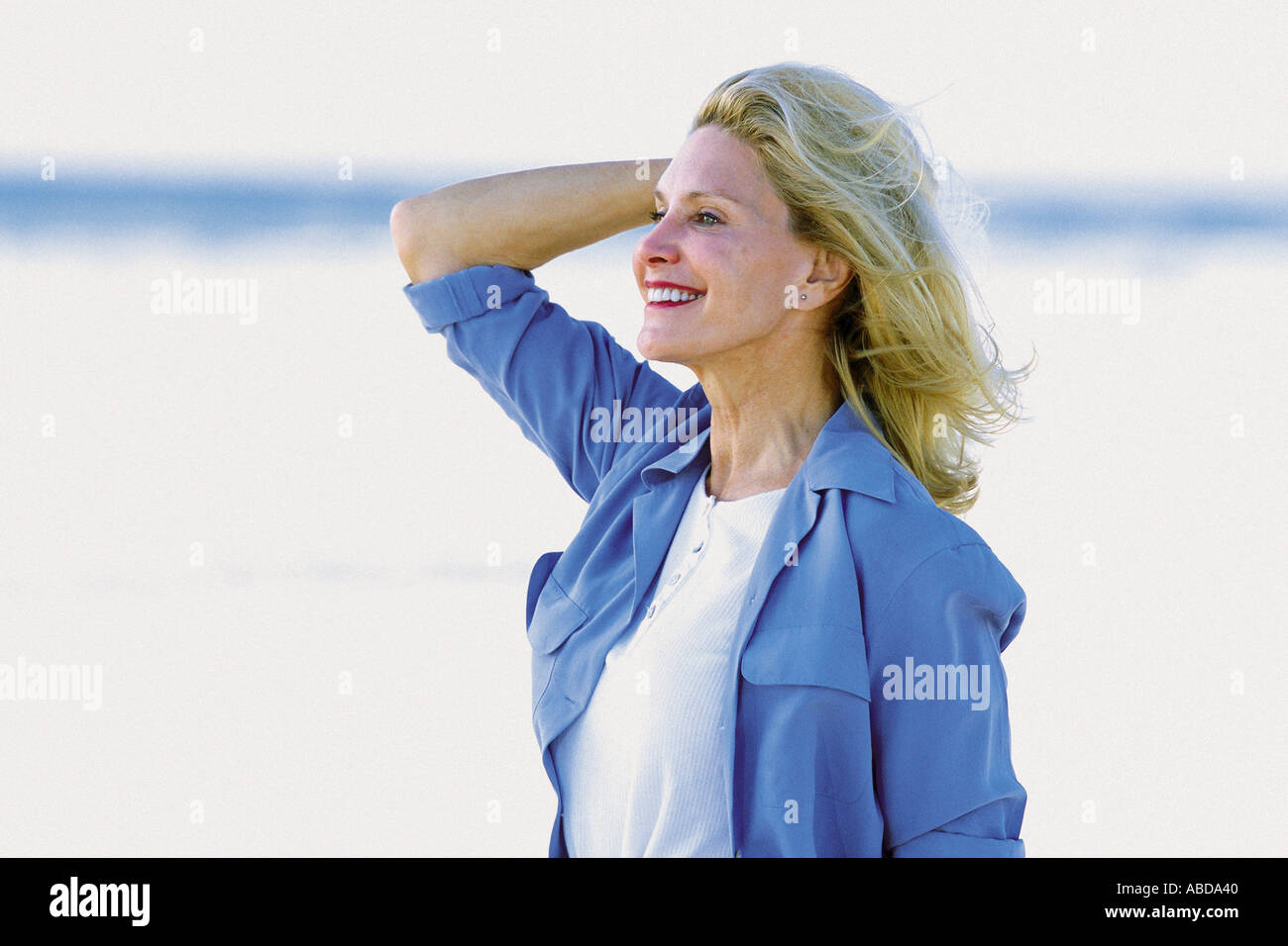 Donna sulla spiaggia Foto Stock