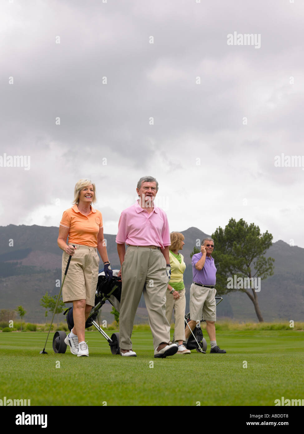 I golfisti camminando sul corso Foto Stock