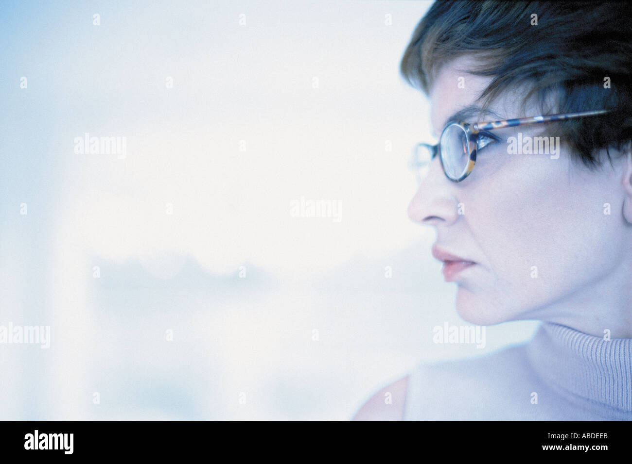 Profilo di una donna che indossa gli occhiali Foto Stock