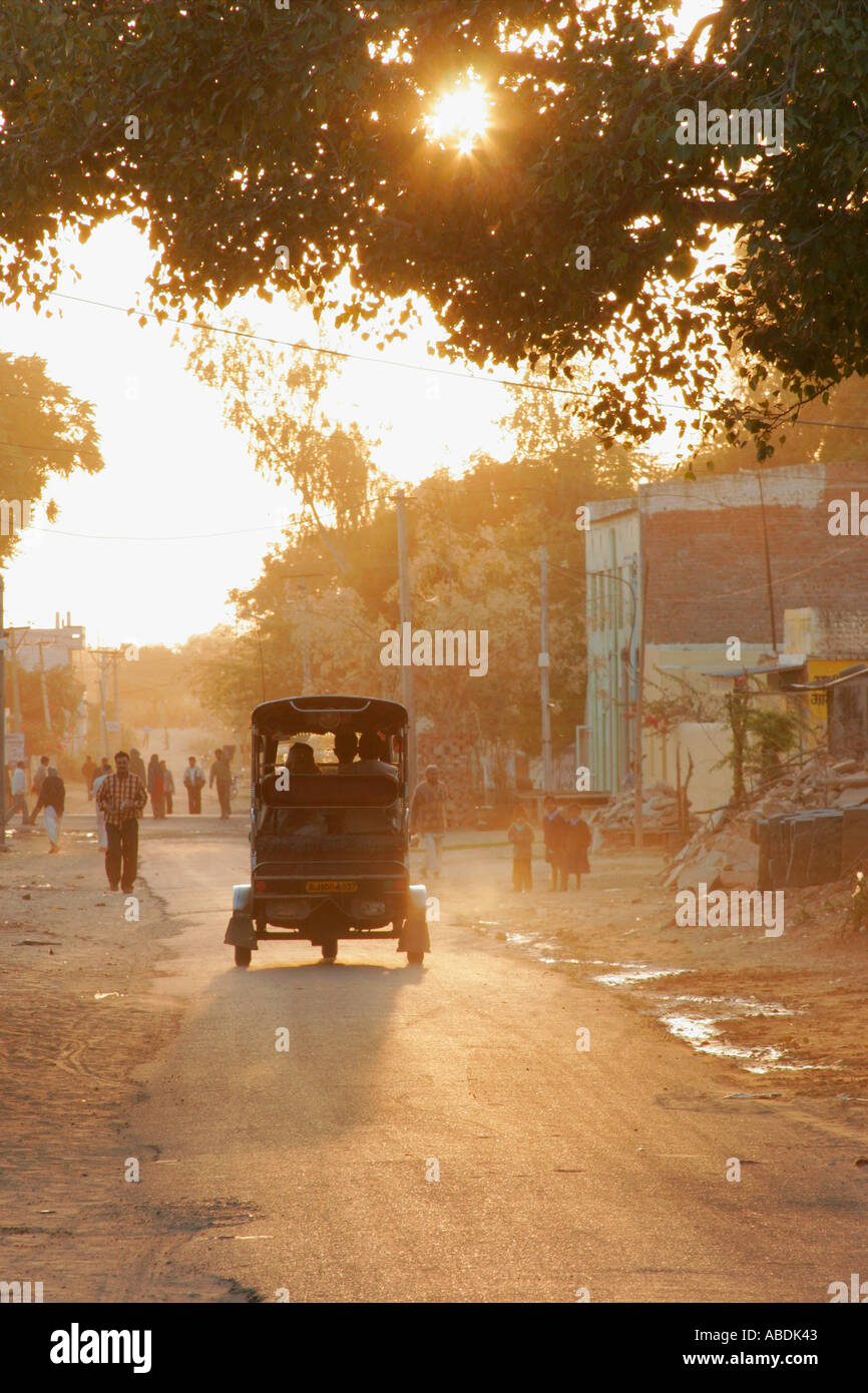 Auto Rickshaw al tramonto Nawalgarh Rajasthan in India Foto Stock