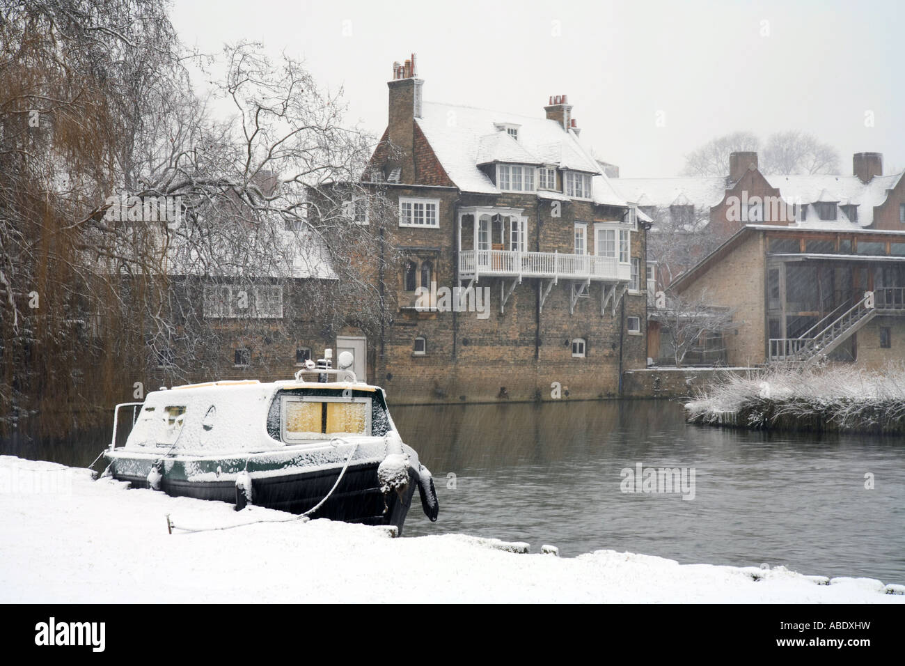 House boat nella parte anteriore del 'Darwin College di Cambridge' su 'fiume Cam' in inverno Foto Stock