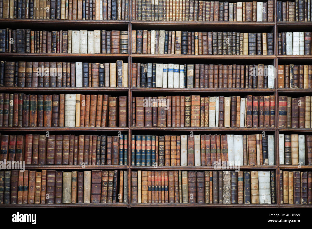"Wren Library Cambridge' righe di vecchi libri sullo scaffale, "l'Università di Cambridge' parte di 'Trinity College' Foto Stock