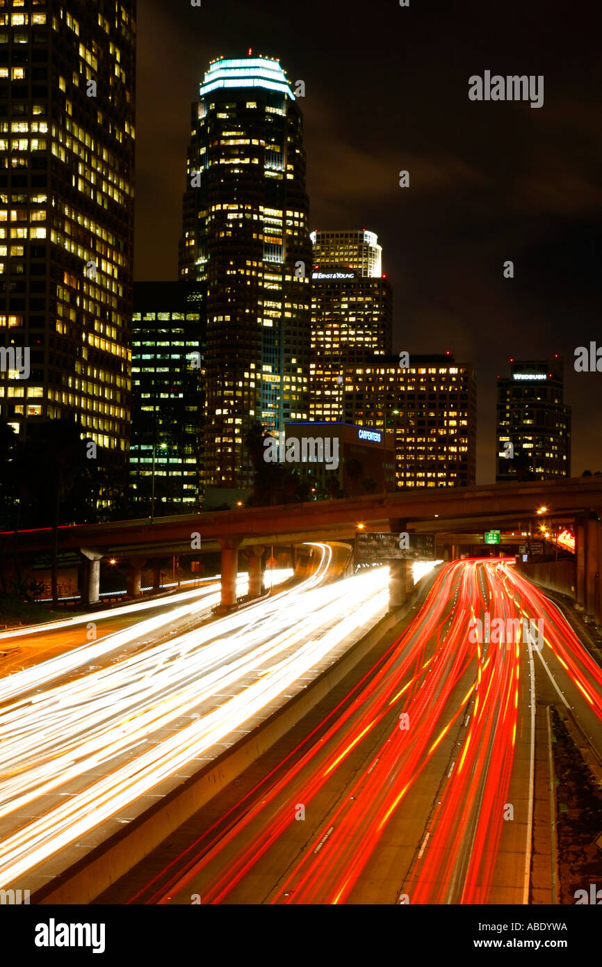 Il porto autostrada Autostrada 110 e il Los Angeles skyline della città la sera di Los Angeles in California Foto Stock