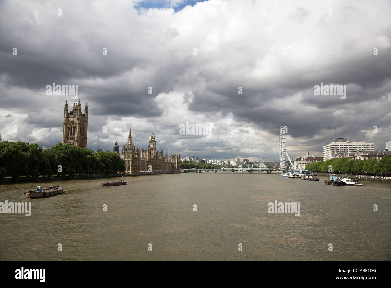 Il fiume Tamigi e le case del parlamento di Londra, Inghilterra Foto Stock