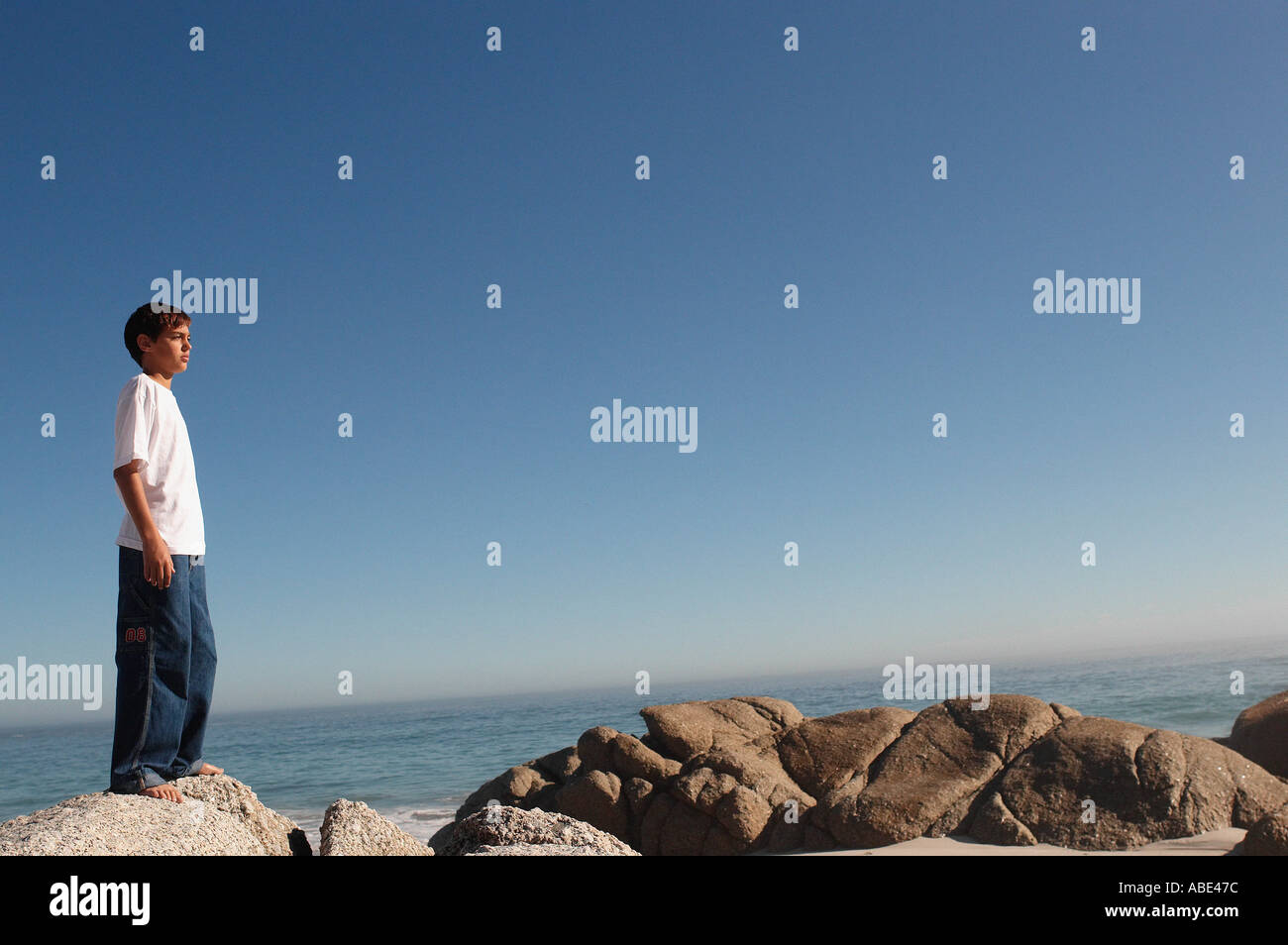 Ragazzo che guarda al mare Foto Stock