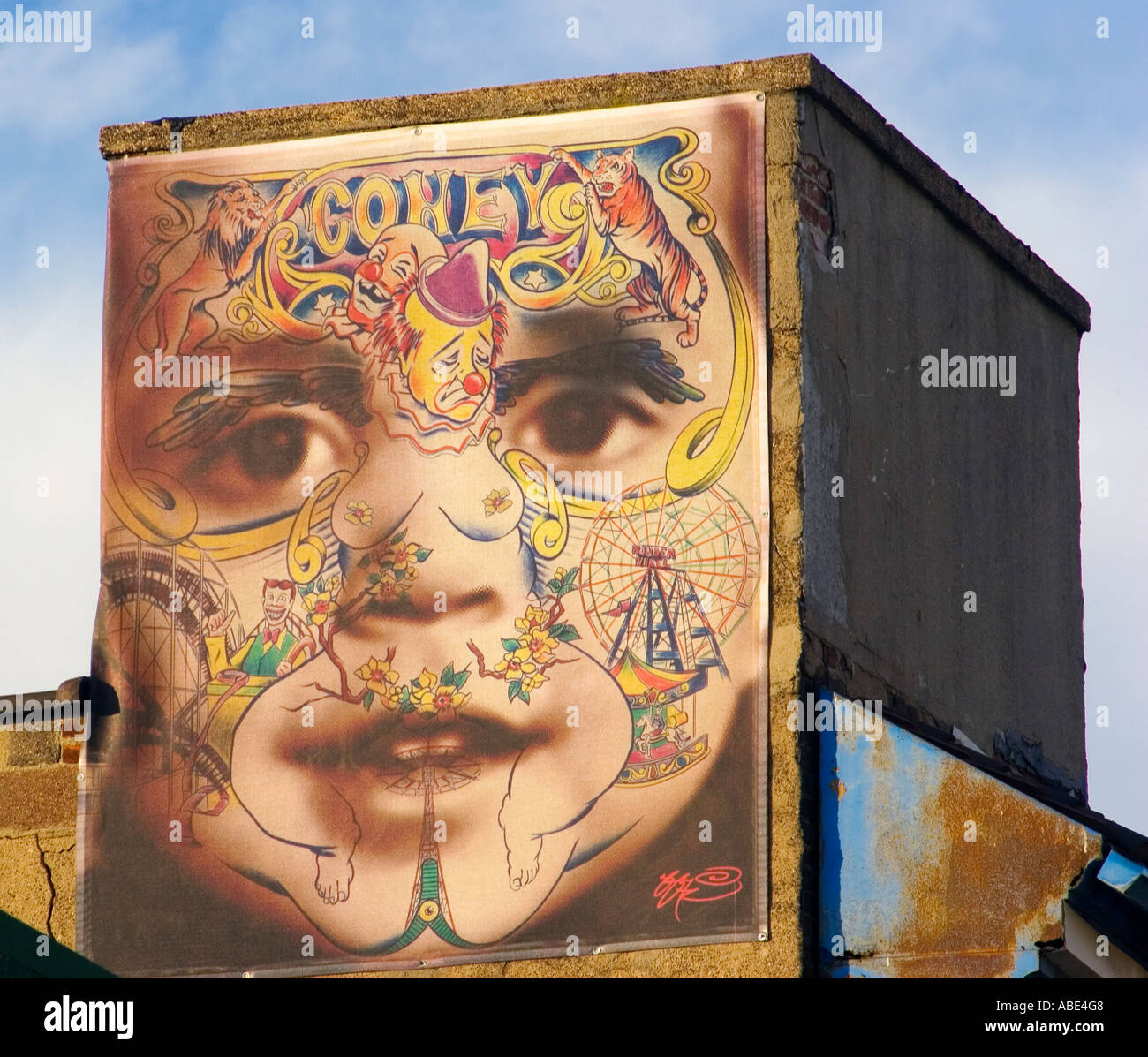 Il colorato murale di un bambino e di un clown in un edificio a Coney Island, New York, cattura lo spirito giocoso e surreale di questa storica area di divertimento. Foto Stock